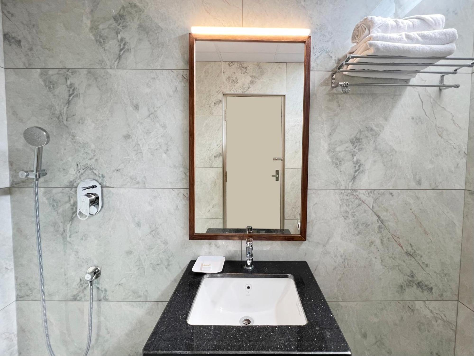 Hotel Vellara Бангалор Екстериор снимка