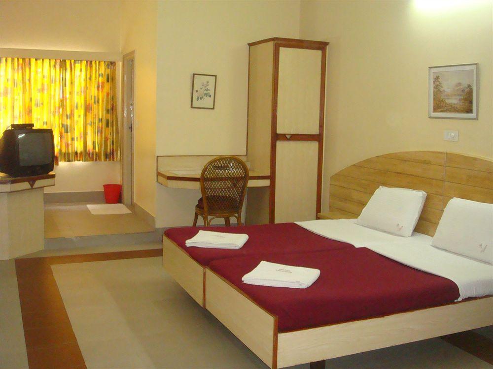Hotel Vellara Бангалор Екстериор снимка