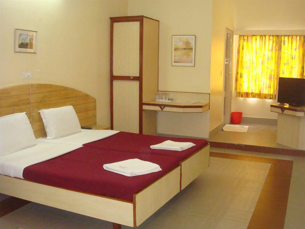 Hotel Vellara Бангалор Екстериор снимка