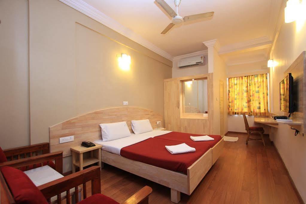 Hotel Vellara Бангалор Екстериор снимка